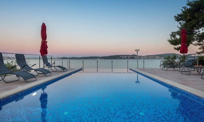 Seget Donji Villa | GEM OF THE SEA VILLA DE LUJO EN LA PLAYA CON EL NUEVO (2019) INFINITY POOL APT. SASHA
