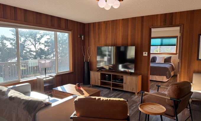 Oregon Coast Casa | Gem of Yachats! Great view and location, dog friendly and cozy fireplace!