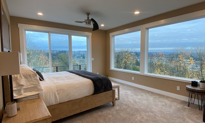 Des Moines Casa | Gem on the North Hill with Breathtaking rooftop views & Jacuzzi