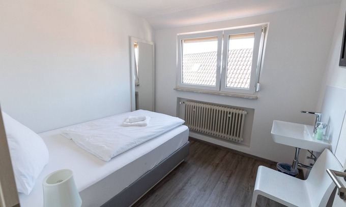 Hollfeld Casa | Gemeinschaftunterkunft 2 - Zi. 8 - EZ mit Großem Bett - Gasthof Schrenker