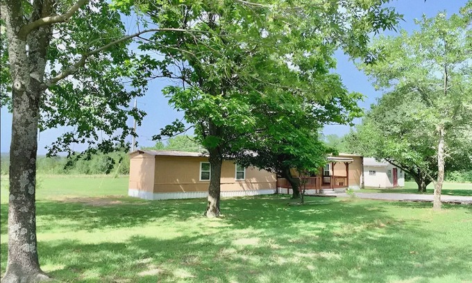 Wagoner Casa | Gene's Retreat, charming lakeside 3 bed 2 bath peaceful home near Ft Gibson Lake
