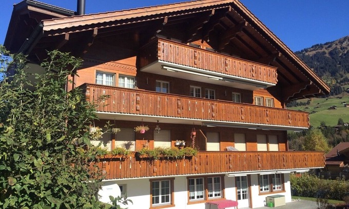 Lenk Apartamento | Generous apartment with breathtaking view, centrally located, with elevator