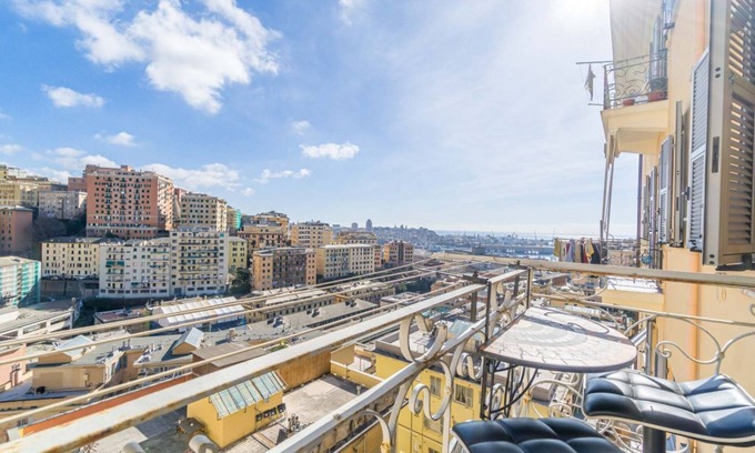 Lagaccio Apartamento | Genoa La Fortuna Roomy Apt x4 & Panoramic Balcony