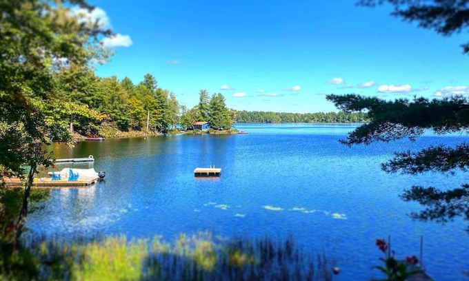 Tay Valley Cabaña | Gentle lake breezes and quiet beckon at this cozy lake cottage