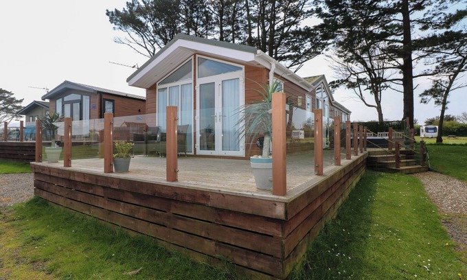 Hasguard Cross Cabaña | GENTLE TIDE (L46), pet friendly, with hot tub in Little Haven