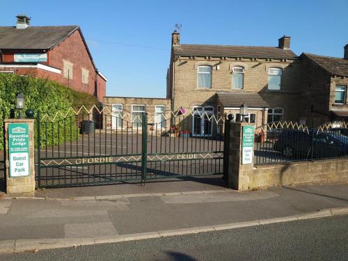 Liversedge Casa | geordie pride lodge