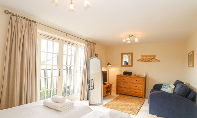 Stalham Cabaña | GEORGE HOUSE, family friendly, character holiday cottage in Stalham
