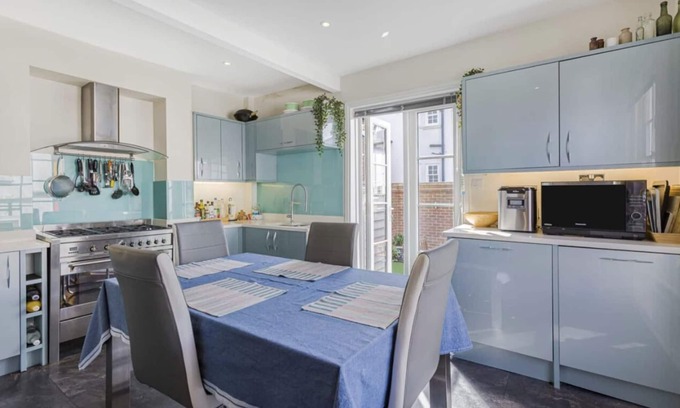 St Albans Casa | Georgian 4 bed historic house,100m City Centre w/ garden & free private parking