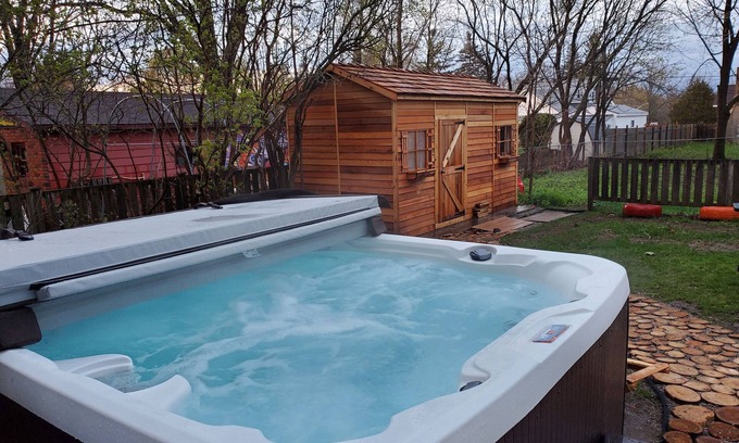 Waubaushene Casa | Georgian Bay Cottage- Hot Tub/Sauna/Trail/Run/Bike/Swim/Marina!