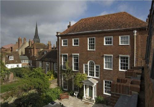 Chichester Casa | Georgian House - Great for Groups & Celebrations! Located in Central Chichester with Parking - Chichester Holiday Properties