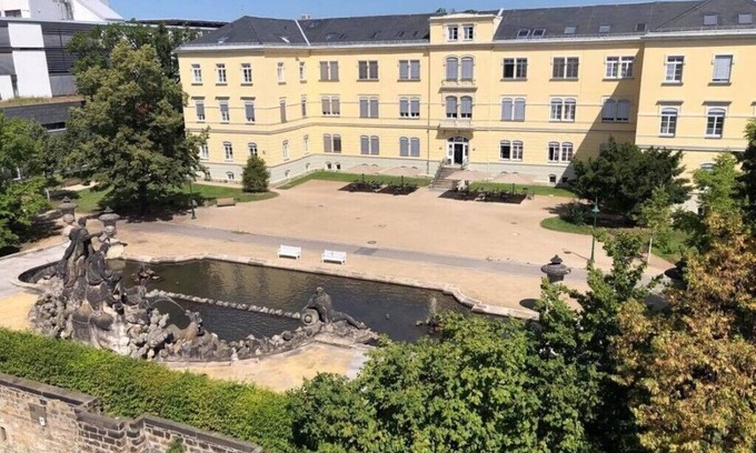 Friedrichstadt Condominio | Geräumige Wohnung in Park- und Elbe Nähe. Voll Ausgestattete Küche mit Balkon