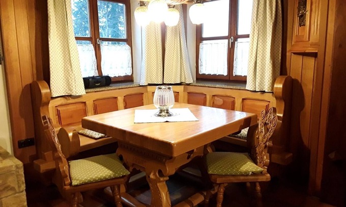 Neuschoenau Apartamento | Geräumiges Ferienhaus für bis zu Fünf Personen mit Kaminzimmer