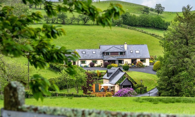 Devils Bridge Casa | Alojamiento acogedor con sauna, estufa de leña y bañera de hidromasaje con vistas a las hermosas colinas de Mid-Wales. Plen