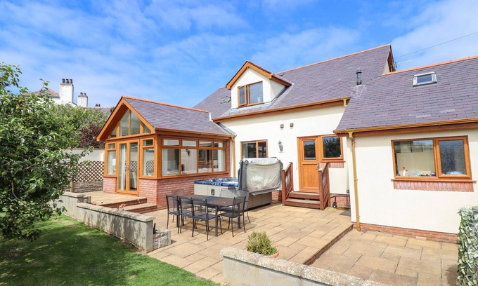 Cemaes Bay Cabaña | GER Y MOR, pet friendly, country holiday cottage in Cemaes Bay