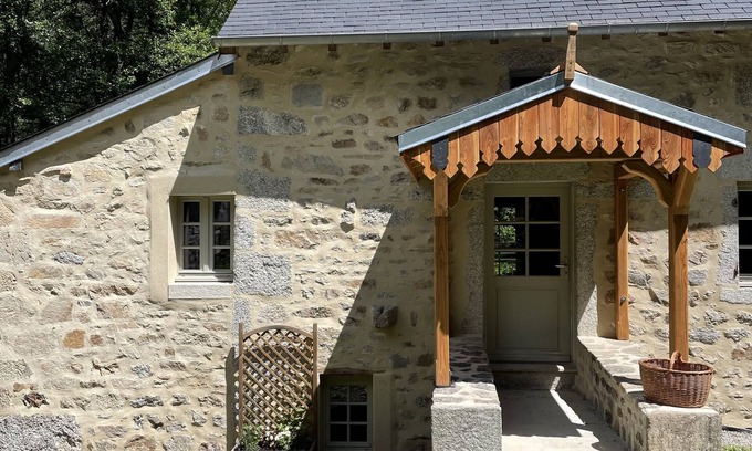 Saint-Martin-Chateau Casa | Gerenoveerde Watermolen met Sauna, Ideale Plek Voor Serieuze Ontspanning