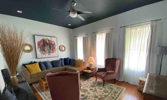 Germantown Apartamento | Germantown 3 Bedroom Apt Walk To Bars Flea Market