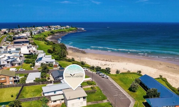 South Coast Casa | Gerroa House located mere steps from Seven Mile Beach.