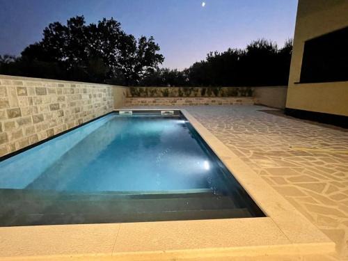 Maslenica Apartamento | Geschmacksvolle Ferienwohnung mit Pool nur 60 m vom Strand für bis 5 Personen