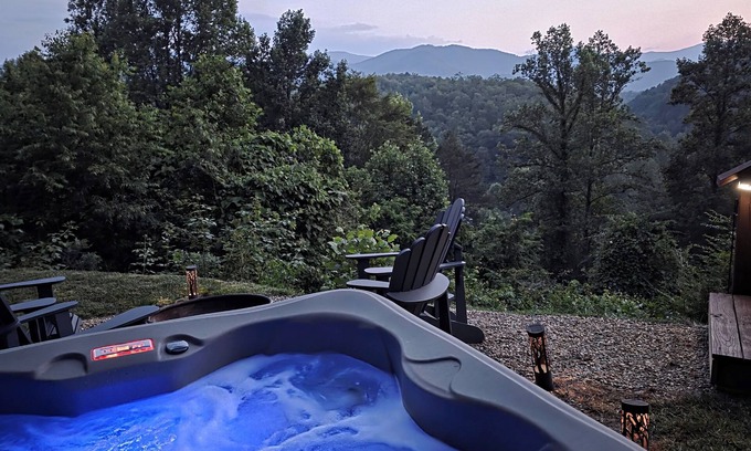 Whittier Cabina | Near Polar Express, Casino and WCU. Hot Tub & robes! Dog friendly. Views!