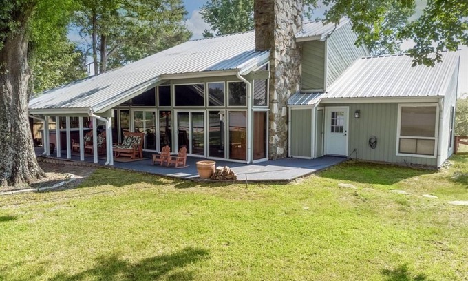 Lindale Casa | Get away from it all! Fish, Shop in Canton, Golf, Tx Rose Horse Ranch or Relax!