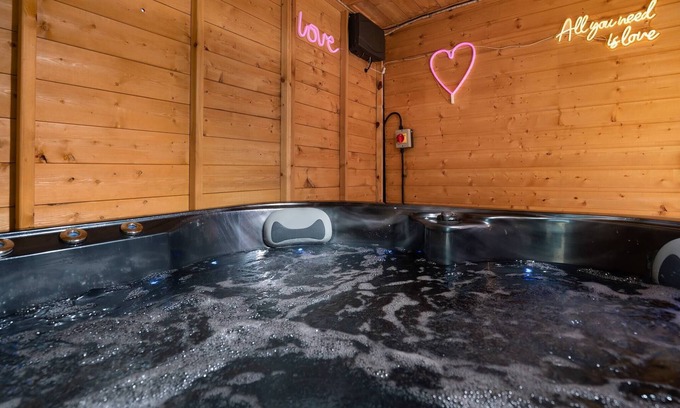 Peacehaven Casa | Get Away Home With Hot Tub Sleeps 7