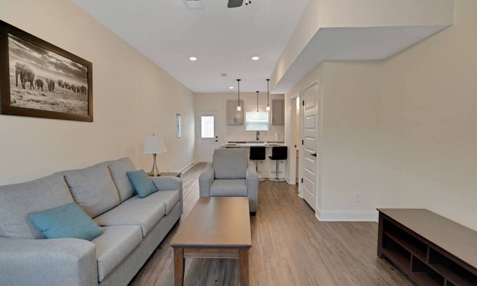 Clarksville Apartamento | Get comfortable and enjoy 2 bedroom with 2.5 bathroom at this spacious unit