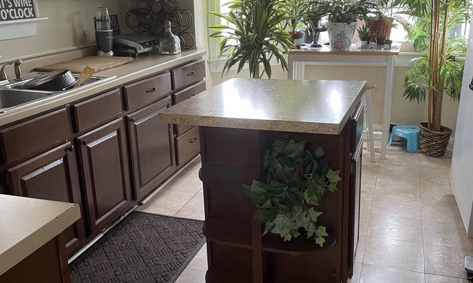 Milwaukee Casa | Get Cozy And Stay Awhile -central location