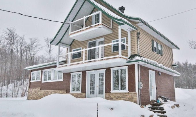Mauricie Chalet De Esquí | Get lost in Grandes-Piles Cozy modern chalet View on St-Maurice River