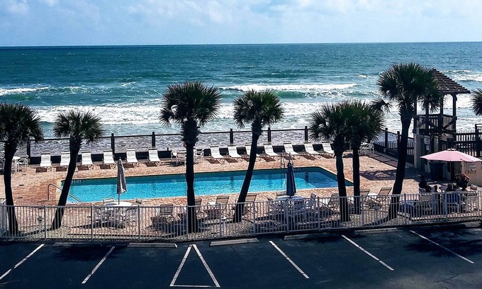 Bostwick Park Condominio | Get lost in your DREAM VACATION in this modern beach condo