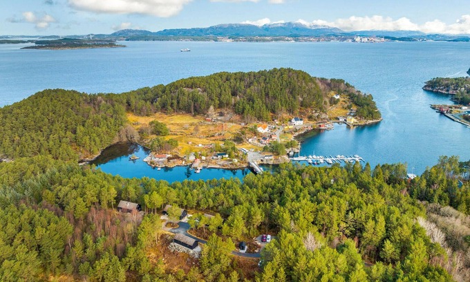 Valevag Casa | Get ready for a great vacation by the fjord.