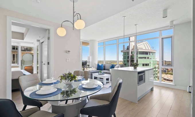Victoria Park Apartamento | Getaway 2BR Suite w/Views | Steps to Stampede Park
