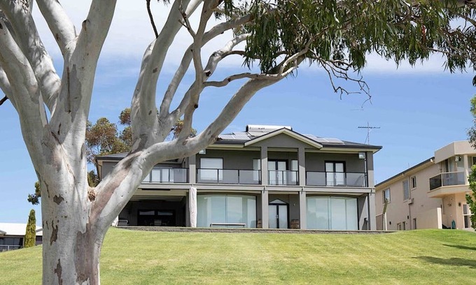 White Sands Casa | Getaway at River Paradise: Murray Bridge's Ultimate Riverside Retreat