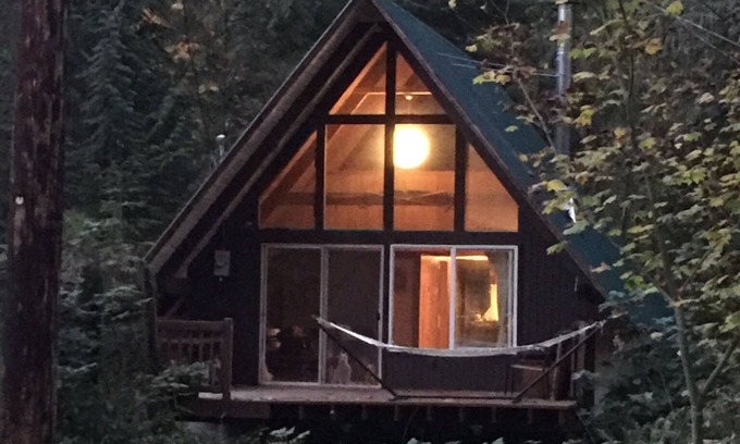 Skykomish Cabina | GetAWay Ski Cabin 13 millas hasta Stevens Pass, HOT TUB!