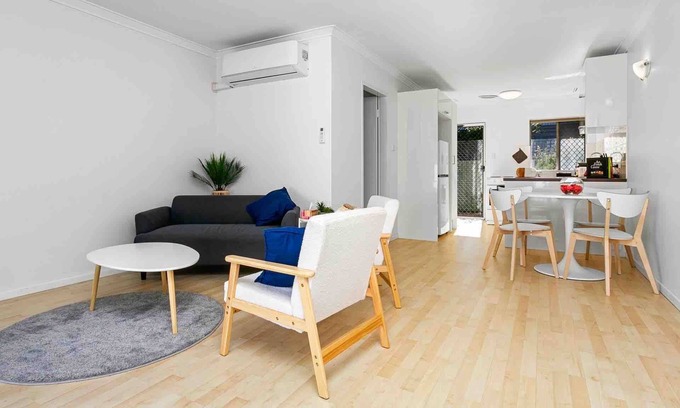 Attadale Apartamento | Getaway Villa: 2BR, Sleeps 4, 2 Car Bays, Near Beach