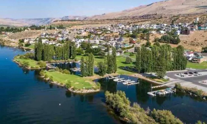 Orondo Casa | Summer Bungalow w/ shared pool, tennis/b-ball/pickleball courts, & boat launch!