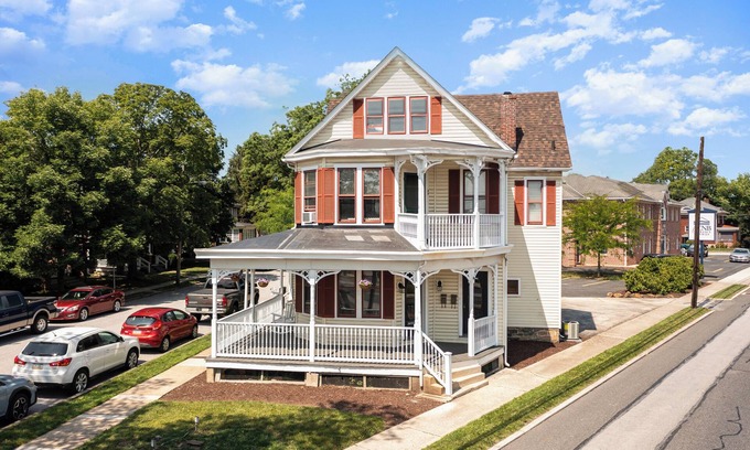 Gettysburg Casa | Gettysburg Home sleeps 10 with parking and Game Room. Just off the square.