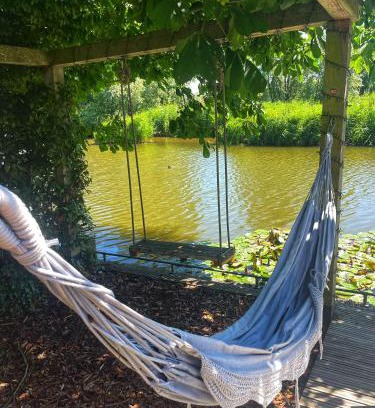 Medemblik Casa | Gezellige Pipo met grote schommel aan het water