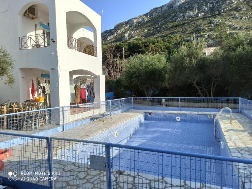 Panormos Apartamento | Giannis Gerakios apartments by climbing house