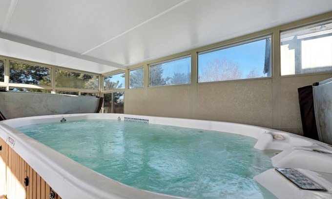 Sparks Casa | Giant Jacuzzi Luxe 5 BD Home Pool Table Ping-Pong