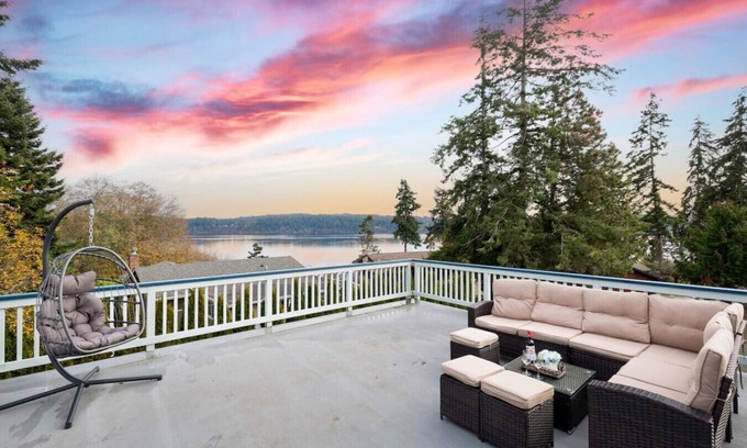 Freeland Casa | Gigantic 6b3b Home | Water View+Hot Tub+Game Room