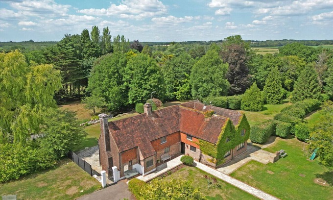 Upper Dicker Apartamento | Countryside Retreat packed with Activities Tennis including Hot Tub, BBQ, Darts, Karaoke