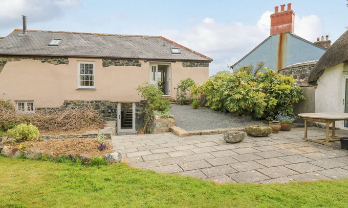 Helston Casa | GILLY SKYBER, pet friendly, with a garden in Mawgan