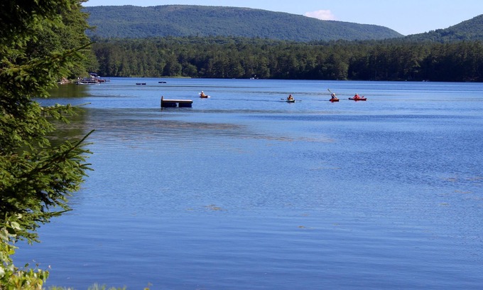 Gilmanton IW Cabaña | Alquiler de Casa rural en Gilmanton, con frente de agua de 200 pies en Crystal Lake,