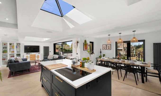 Murthly Casa | Gilmore House - 5 bedroom Victorian home with hot tub