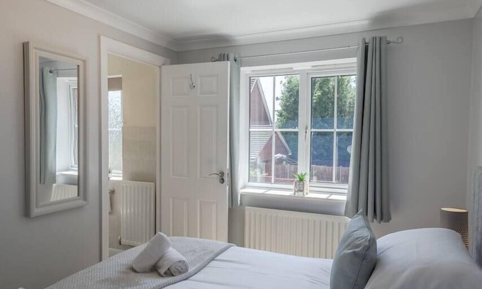 Bowthorpe Casa | "Ginger and Gold Haven" – Peaceful Retreat with Free Parking, Garden, and Super King Bed