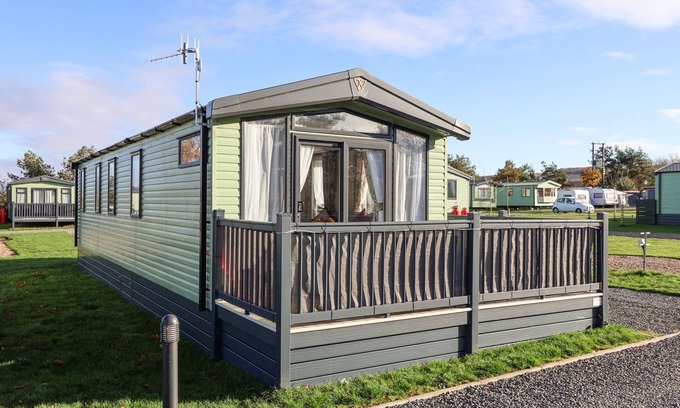 West Heslerton Cabaña | GINGER FOX LODGE, pet friendly, with hot tub in Cayton
