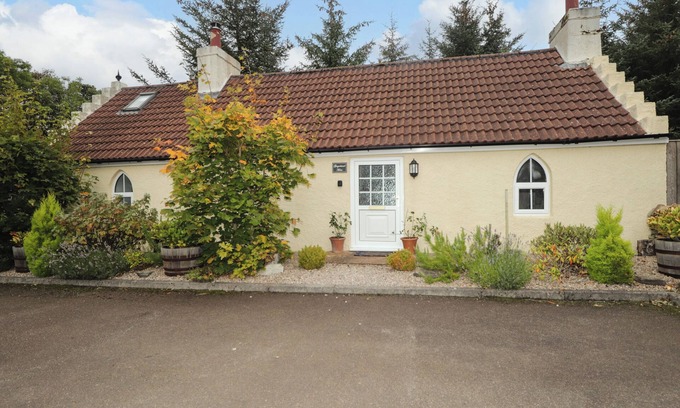 Mey Cabaña | GINGERBREAD HOUSE, romantic, country holiday cottage in Thurso