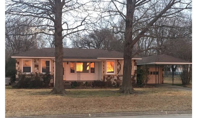 McAlester Casa | Giraffe House
