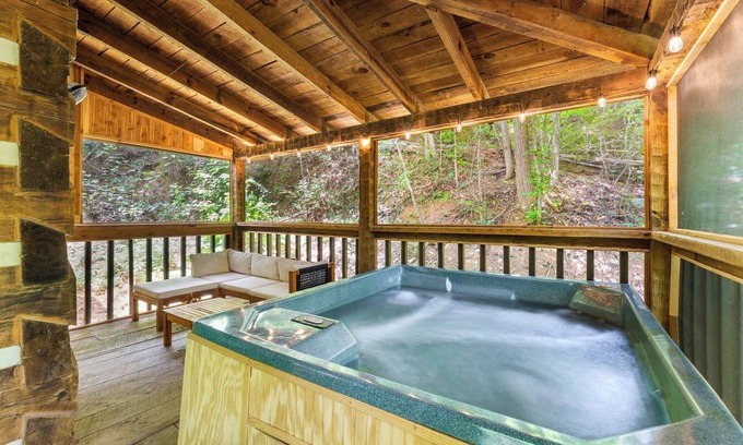 Gatlinburg - Pigeon Forge Cabina | Girls' Trip Cabin for 6 w/Hot Tub & Fire Pit!