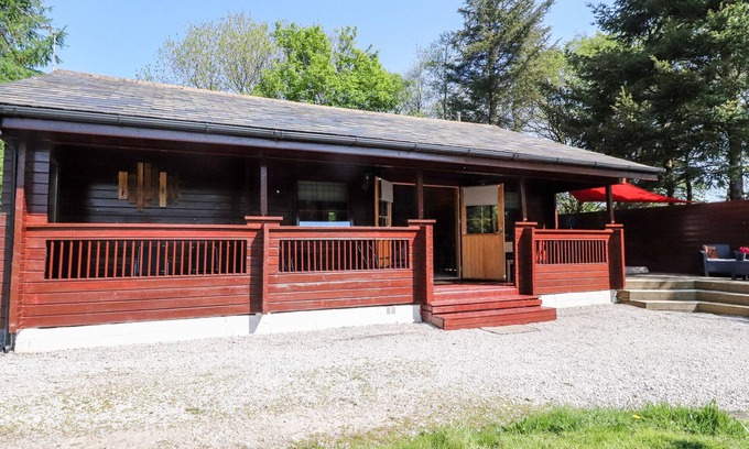 Tosside Cabaña | GISBURN FOREST LODGE, pet friendly, with hot tub in Wigglesworth